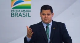 Anistia a golpistas não é assunto dos brasileiros, diz Alcolumbre