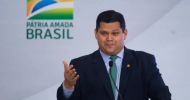 Anistia a golpistas não é assunto dos brasileiros, diz Alcolumbre