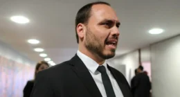 Carlos Bolsonaro chora em evento do PL e diz que Brasil não vive democracia