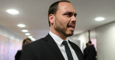 Carlos Bolsonaro chora em evento do PL e diz que Brasil não vive democracia