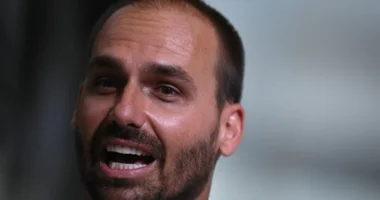 Eduardo Bolsonaro ataca Moraes nos EUA, admite prisão do pai e pede orações