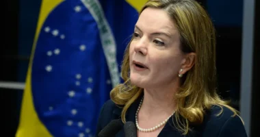 Gleisi Hoffmann assume ministério e promete 'ajudar' pauta econômica de Haddad