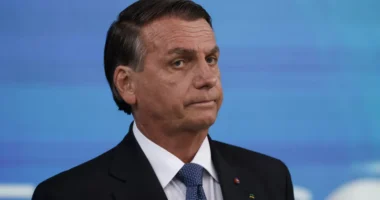 Mudança em projeto que flexibiliza Lei da Ficha Limpa acaba com brecha que beneficiaria Bolsonaro
