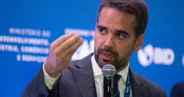 Eduardo Leite se coloca para 2026 pelo PSD, mas rejeita disputa com Ratinho Jr. e admite apoiar Tarcísio