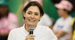 Acusada de ser “ex-garota de programa”, Michelle Bolsonaro entra com ação