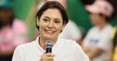 Acusada de ser “ex-garota de programa”, Michelle Bolsonaro entra com ação
