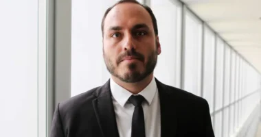 Bolsonaro pretende lançar Carlos a senador por Santa Catarina