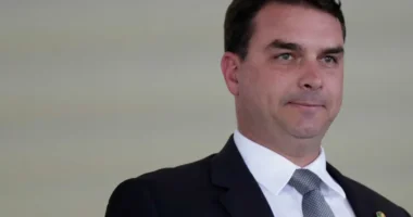 Zambelli cometeu crime, mas condenação foi injusta, diz Flávio Bolsonaro