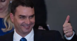Flávio Bolsonaro apresenta pedido de impeachment de Moraes após decisão sobre tornozeleira