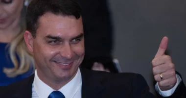 Flávio Bolsonaro apresenta pedido de impeachment de Moraes após decisão sobre tornozeleira