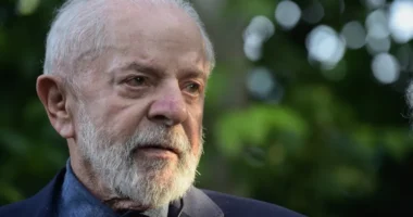 'Não vou entregar esse país de volta àquele bando de malucos', diz Lula sobre 2026