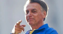 Bolsonaro deixa prisão domiciliar e vai a hospital para exames médicos