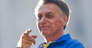 Bolsonaro deixa prisão domiciliar e vai a hospital para exames médicos