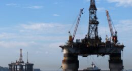 Brasil acelera produção e reforça papel de exportador de petróleo bruto, mas importador de derivados