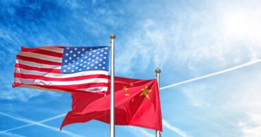 China cobra que EUA revogue tarifas unilaterais após decisão da Suprema Corte