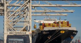 Comércio de mercadorias dos EUA atingiu déficit recorde em 2025, sob as tarifas de Trump