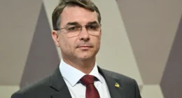 “Crimes do PT”: Flávio diz que acionará TSE contra desfile sobre Lula