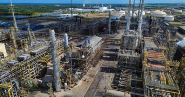 Estudo da FGV mostra como o investimento em refinaria mexe com a economia de município de Pernambuco