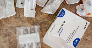 Fabricantes de vacinas reduzem pesquisas e cortam empregos em meio a políticas de Trump