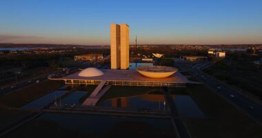 Fim da escala 6x1: Desoneração da folha vira moeda de troca em debate no Congresso sobre jornada