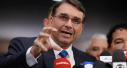 Flávio Bolsonaro exibe vídeo com Lula atrás das grades em desfile; veja