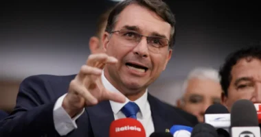 Flávio Bolsonaro exibe vídeo com Lula atrás das grades em desfile; veja