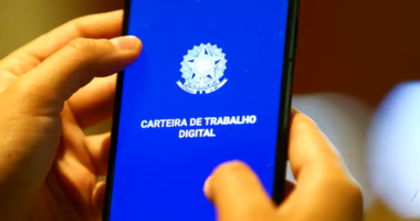 Indústria, construção e comércio cortaram 34 mil vagas de ensino superior em 2025, diz estudo da FGV