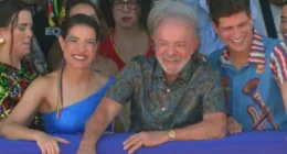 Lula acompanha desfile no Recife ao lado do prefeito João Campos e da governadora Raquel Lyra