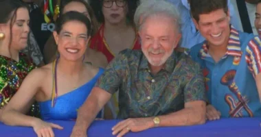 Lula acompanha desfile no Recife ao lado do prefeito João Campos e da governadora Raquel Lyra