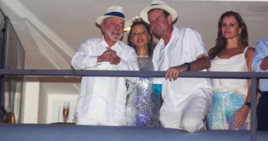 Lula é ovacionado na Sapucaí ao aparecer em camarote no Rio