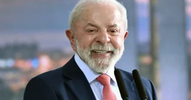Lula sugere fazer um cafuné na mulher ou no marido antes de pegar o celular