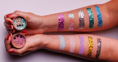 Marcas trocam glitter de microplásticos por purpurina ecológica em busca de diferencial sustentável