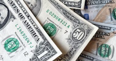 Quais os benefícios e os riscos da queda internacional do dólar