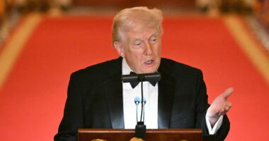 Trump ameaça aumentar tarifas sobre países que ‘fizeram joguinhos’ com decisão da Suprema Corte