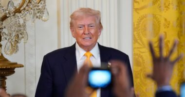 Trump diz que ‘shutdown dos democratas’ tirou 2 pontos do PIB e cobra juros menores
