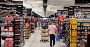 Vendas do varejo recuam 0,4% em dezembro, mas fecham 2025 com alta de 1,6%