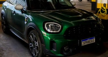 Carros elétricos ganham força com alta do preço do petróleo e gás