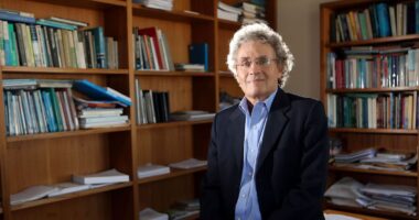 Conflito demorado no Irã pode reduzir espaço para queda de juros nos EUA e no Brasil, diz Castelar