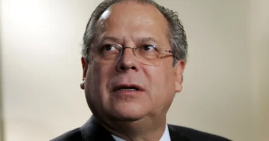 Dirceu ataca Flávio, rejeita 'Lulinha paz e amor' e reúne políticos do Centrão em aniversário