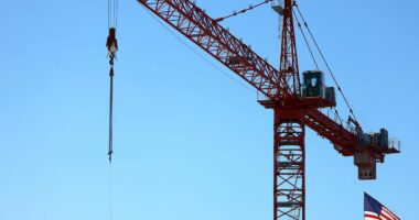 EUA perdem 92 mil vagas em fevereiro e jogam Fed na berlinda em meio à guerra com o Irã