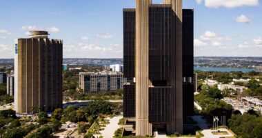 Economia brasileira desacelera e cresce 2,3% em 2025