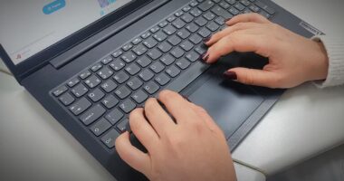 Falta de chips de memória usados pela IA pode causar escassez de notebooks; entenda os motivos