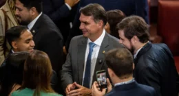 Flávio Bolsonaro lidera crescimento nas redes, e Lula critica dependência digital