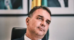 Flávio Bolsonaro pede ajuda a Trump para se eleger, diz colunista