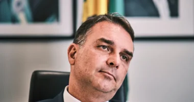 Flávio Bolsonaro pede ajuda a Trump para se eleger, diz colunista