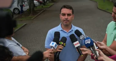 Flávio Bolsonaro sobre Jair: aparência continua abatida, e a voz está enfraquecida