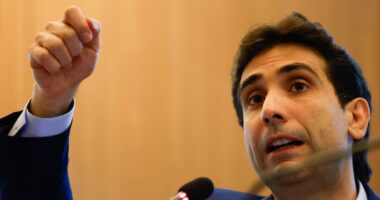 Galípolo diz que maioria da população paga mais de 100% de juros e é preciso pensar em alternativas