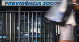 Governo antecipa 13º salário de aposentados e pensionistas do INSS; pagamento será em duas parcelas