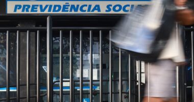 Governo antecipa 13º salário de aposentados e pensionistas do INSS; pagamento será em duas parcelas