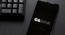 INSS suspende empréstimos consignados do banco C6 e cobra devolução de R$ 300 milhões a aposentados